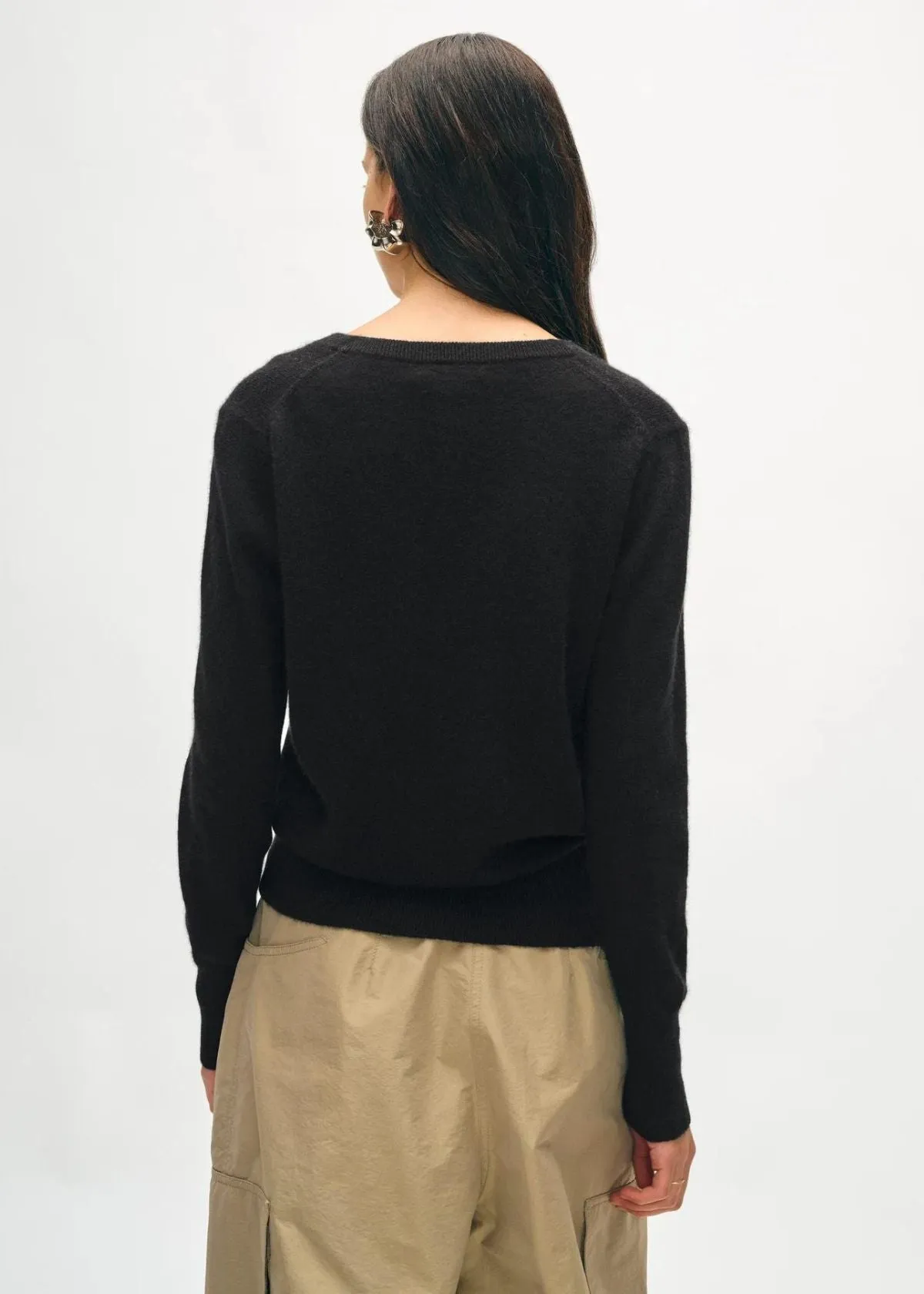 WHITE   WARREN Cashmere V Neck Sweater - Black