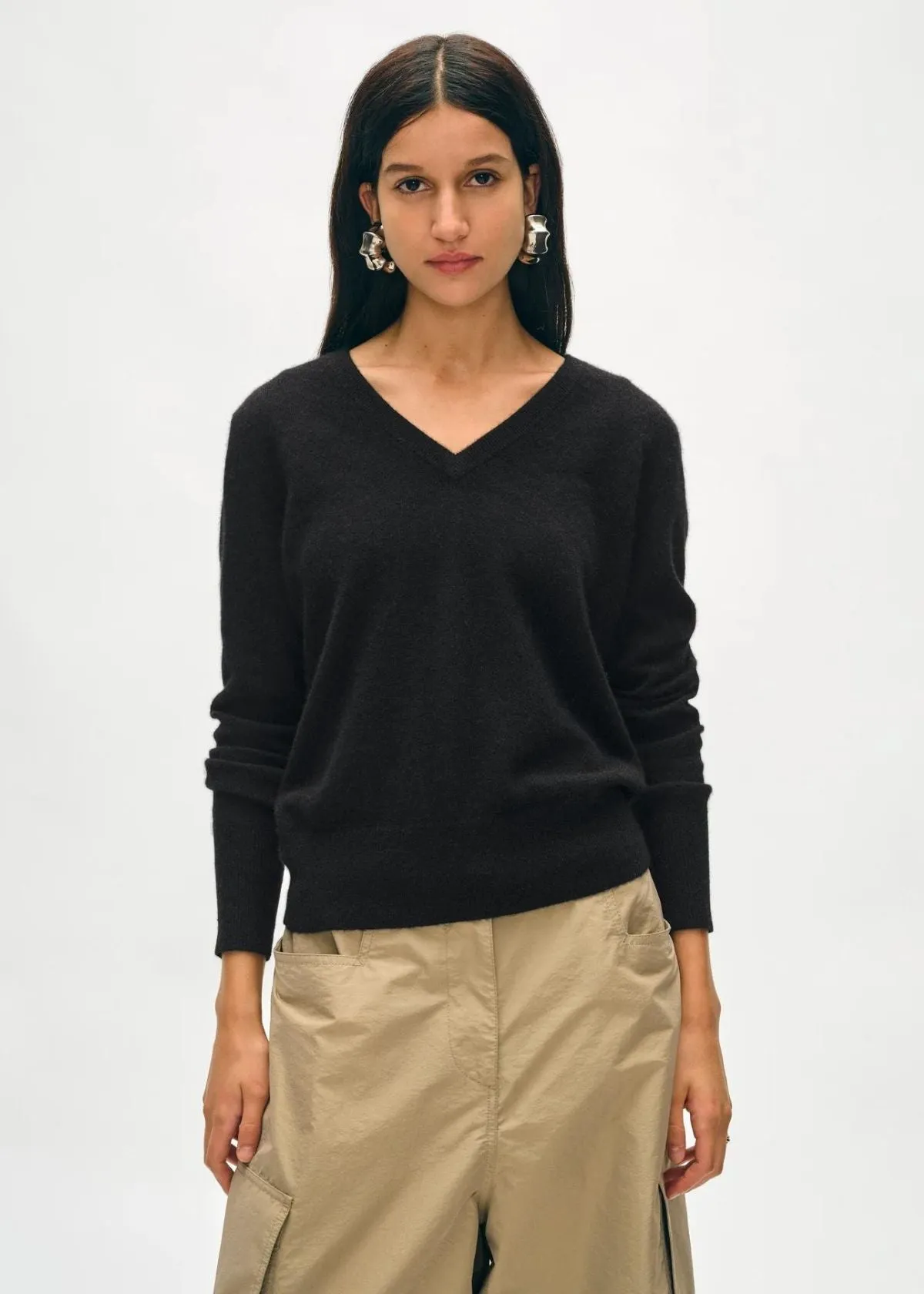 WHITE   WARREN Cashmere V Neck Sweater - Black